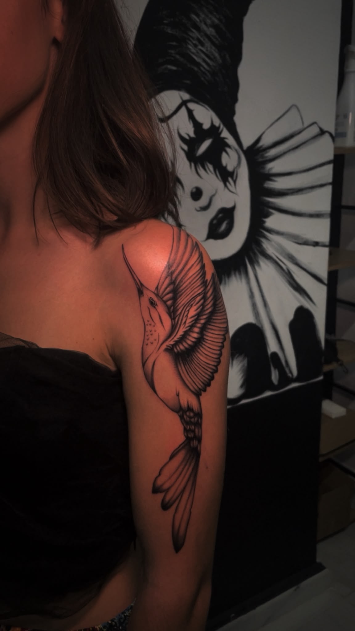 Tatuaj colibri pe umăr, realizat la EIBI Tattoo Studio
